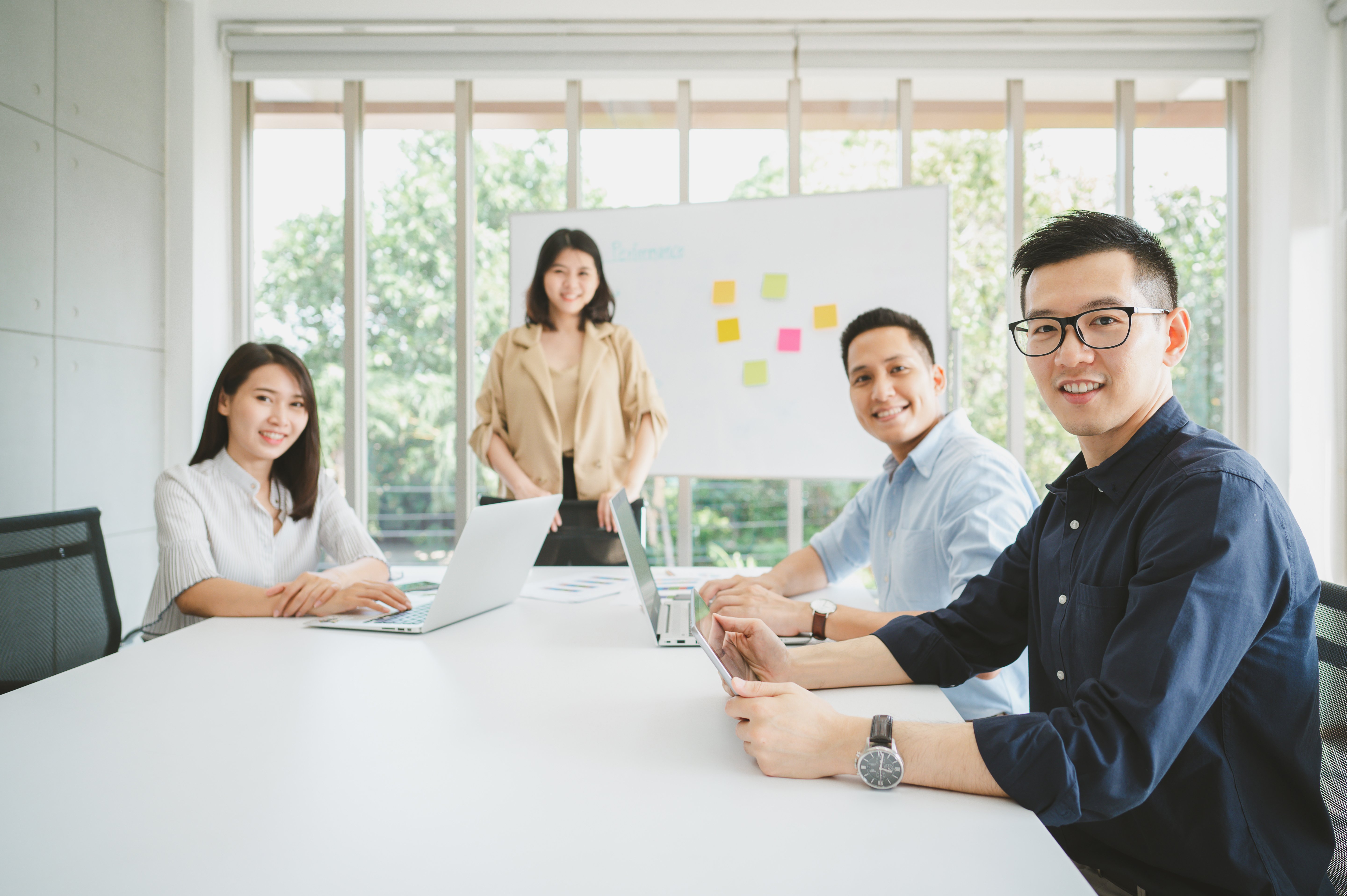 vecteezy_asian-business-people-during-brainstorm-meeting_1252064