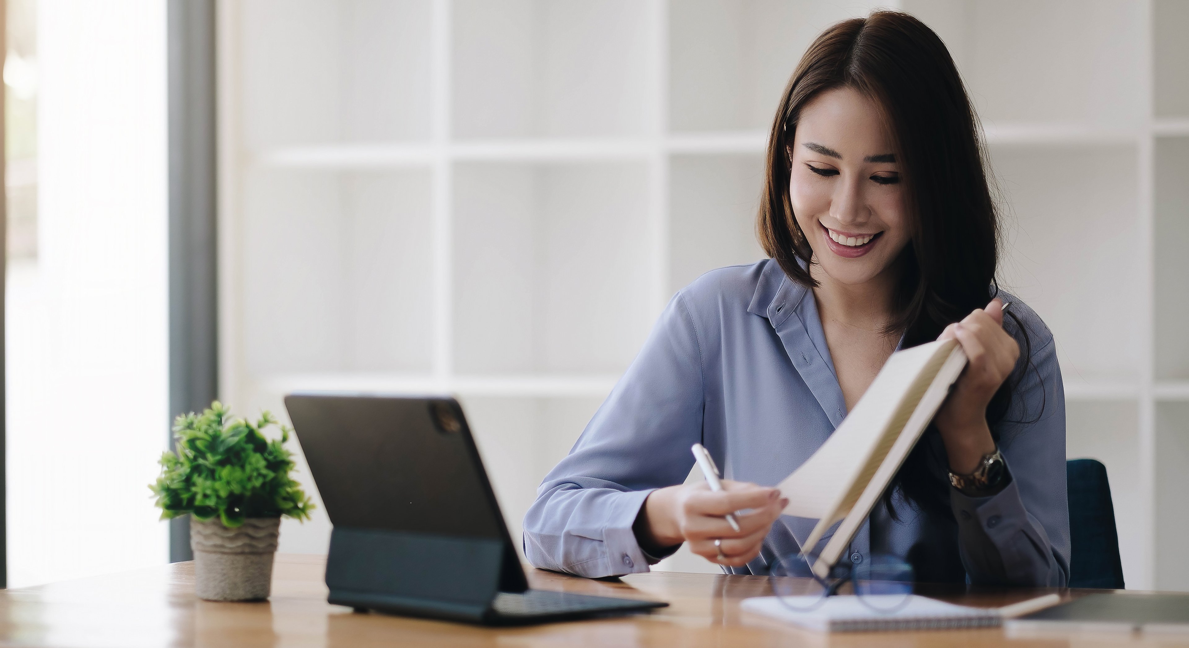 vecteezy_business-asian-woman-hand-taking-notes-with-various-items_3441708