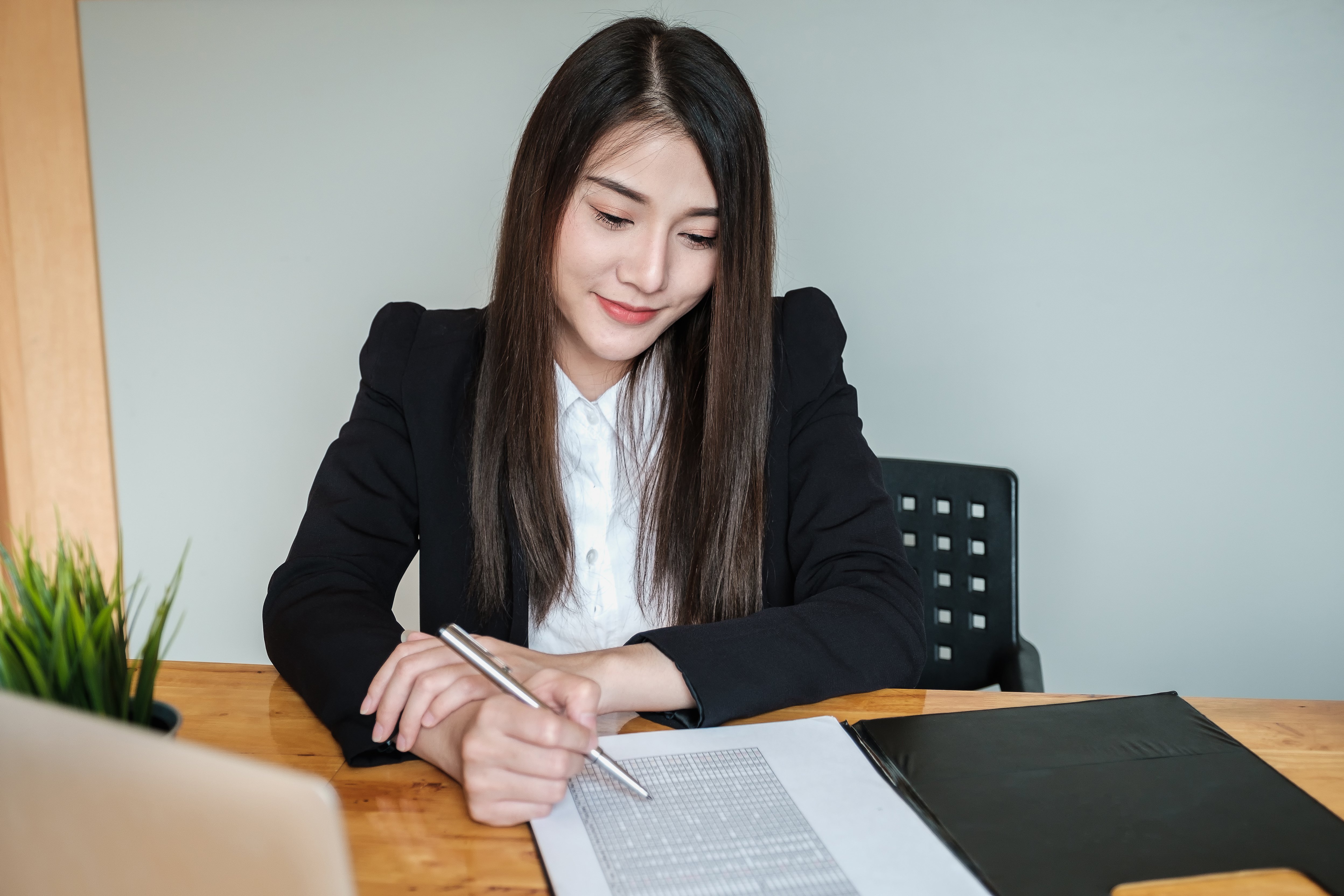 vecteezy_businesswomen-are-working-at-the-office-to-verify-the_2409600