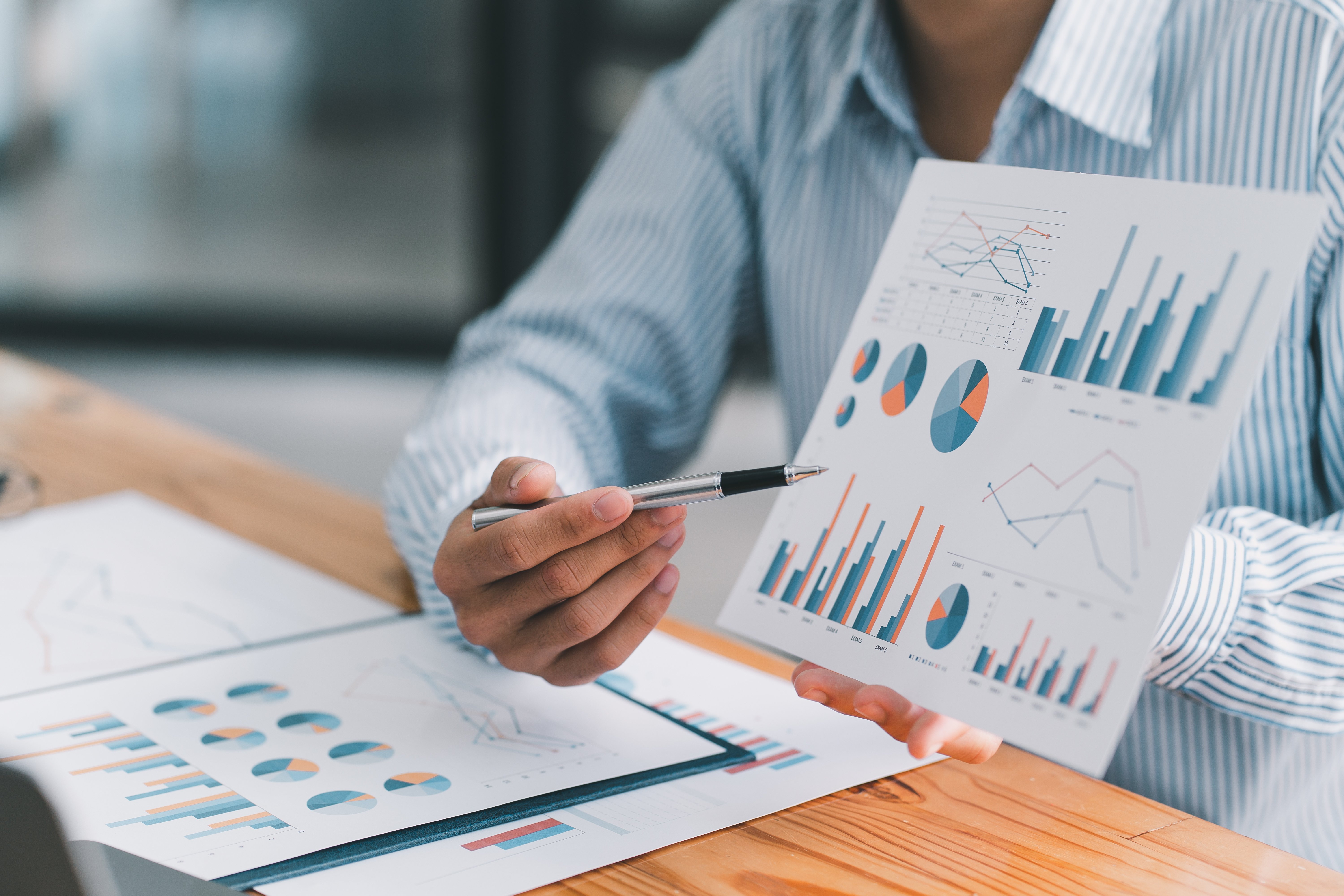 vecteezy_financial-businessmen-analyze-the-graph-of-the-company-s_7359326