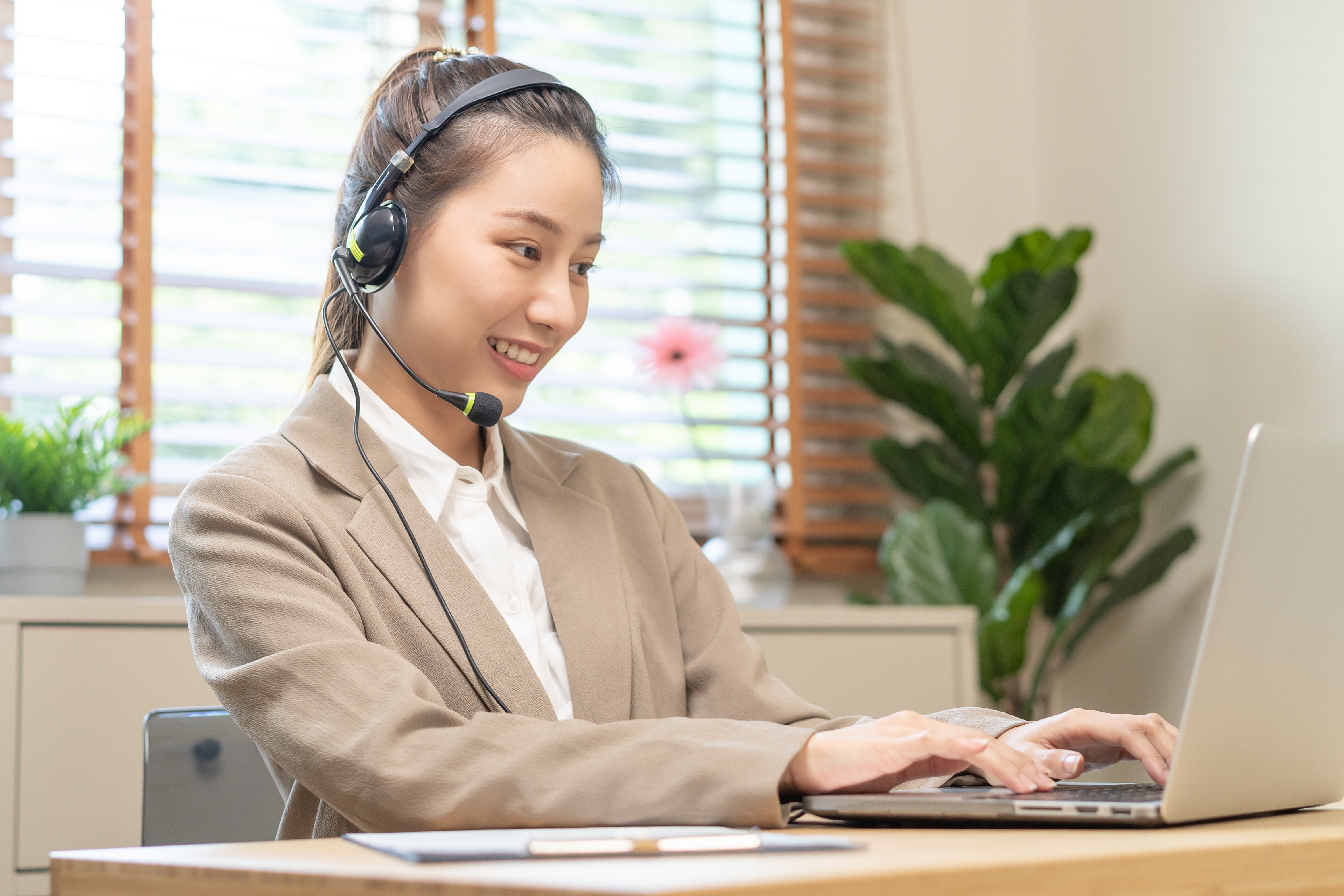 vecteezy_operator-asian-young-woman-wearing-headset-headphones-and_25133395