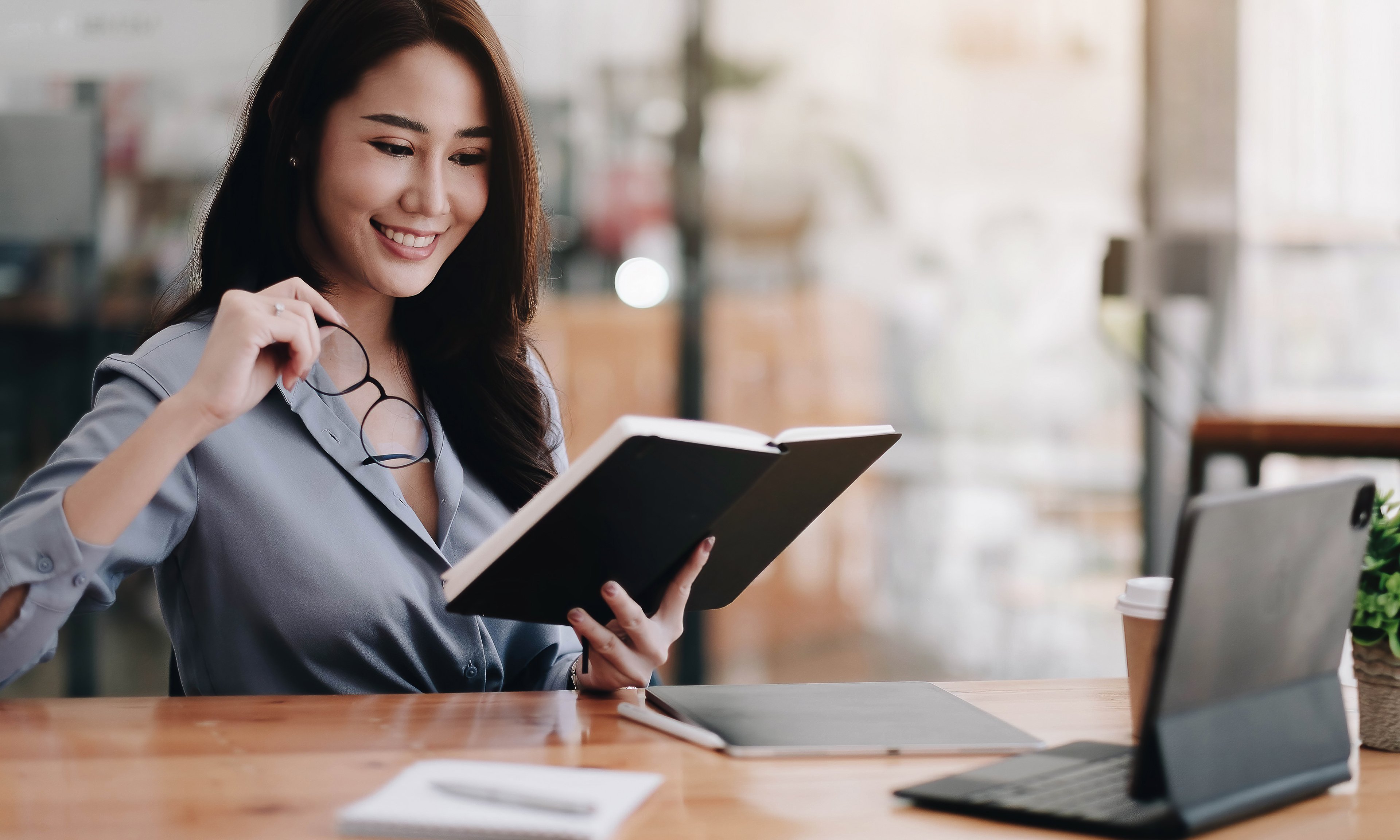 vecteezy_portrait-asian-businesswoman-working-on-digital-tablet-and_3444488