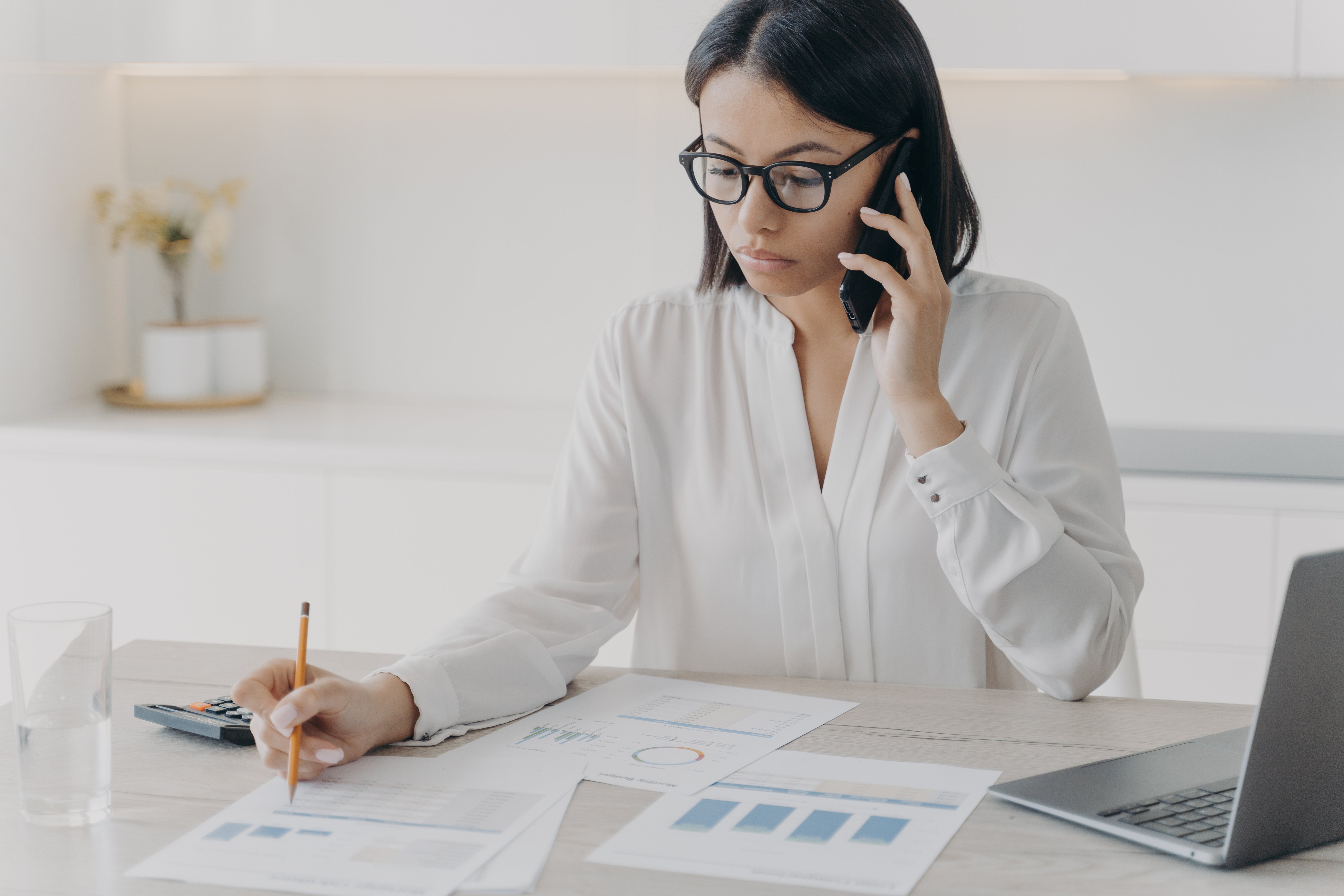 vecteezy_secretary-appointing-meeting-on-phone-business-assistant-is_11315944
