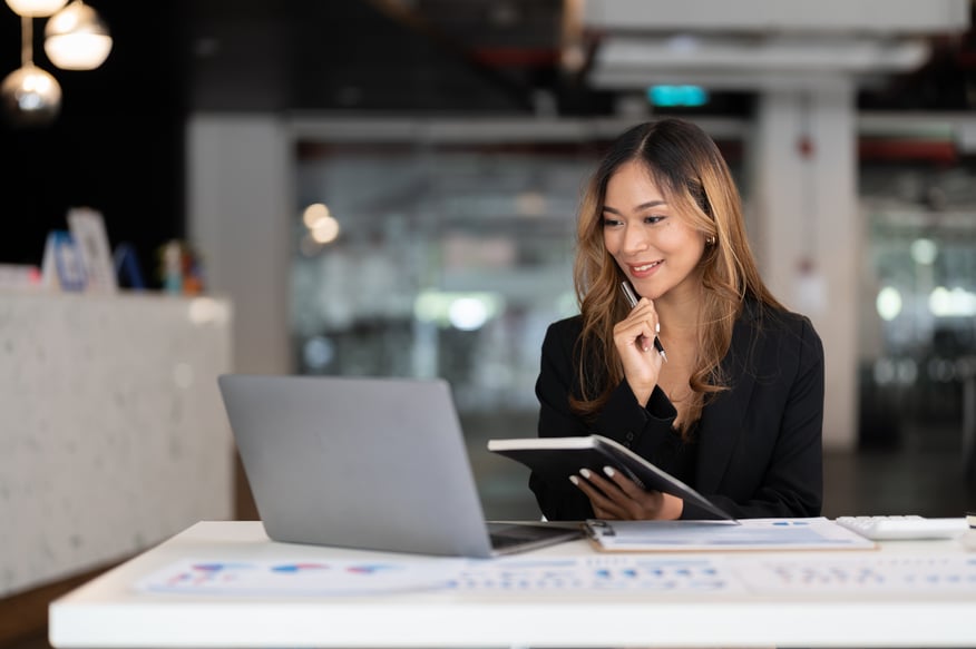 vecteezy_young-business-asian-woman-working-on-laptop-in-office-for_8572471
